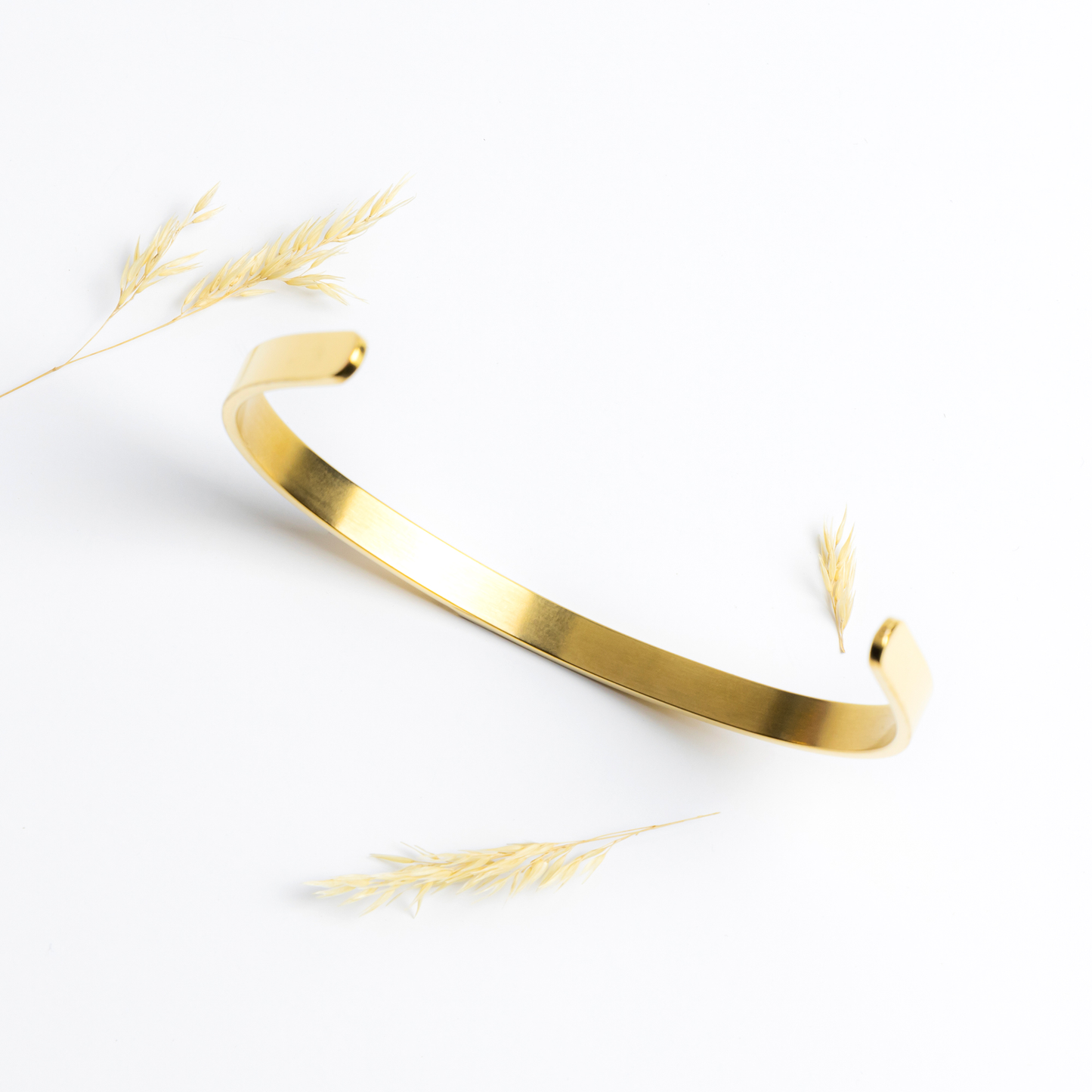 Lilith_Cuff_Bracelet_Gold_Lifestyle_01_Mockup.png