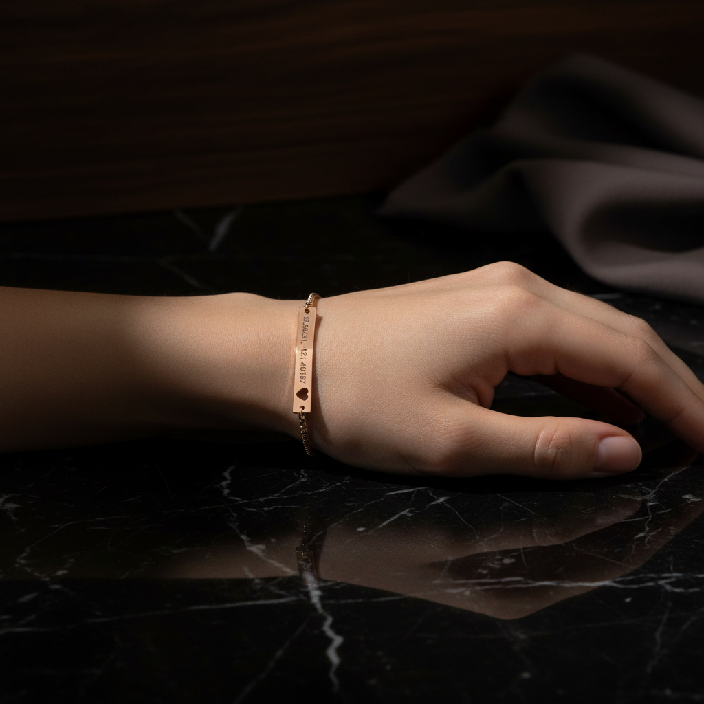 Heart bar bracelet lifestyle image